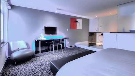 Standard Apartment, Kitchen | Premium bedding, minibar, in-room safe, individually furnished