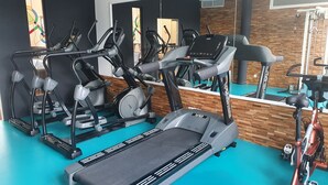 A gym with treadmills, elliptical machines, and a stationary bike. - Tristar (La Louviere)