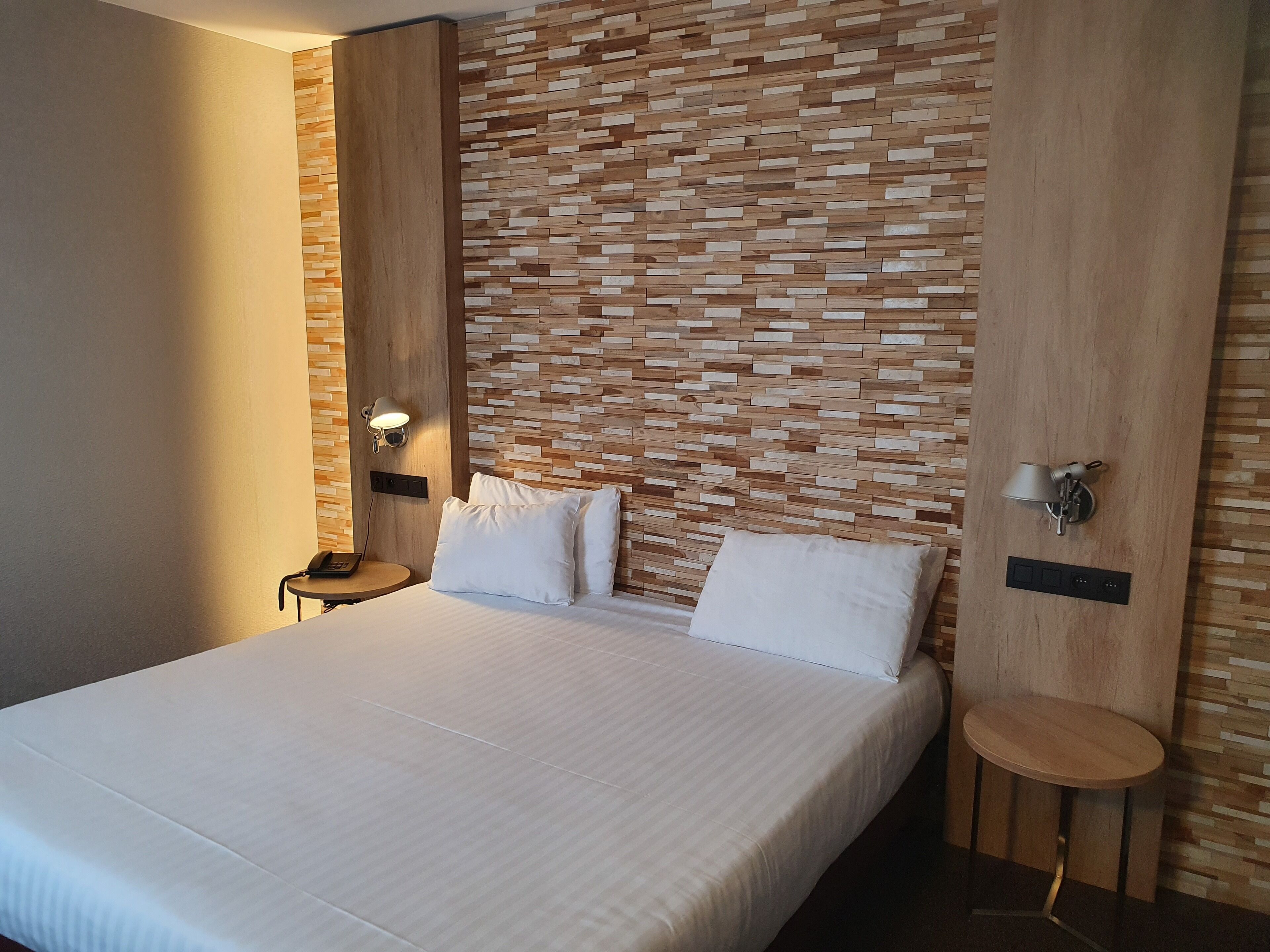 Roba de llit d&#x27;alta qualitat, minibar i caixa forta a l&#x27;habitació 