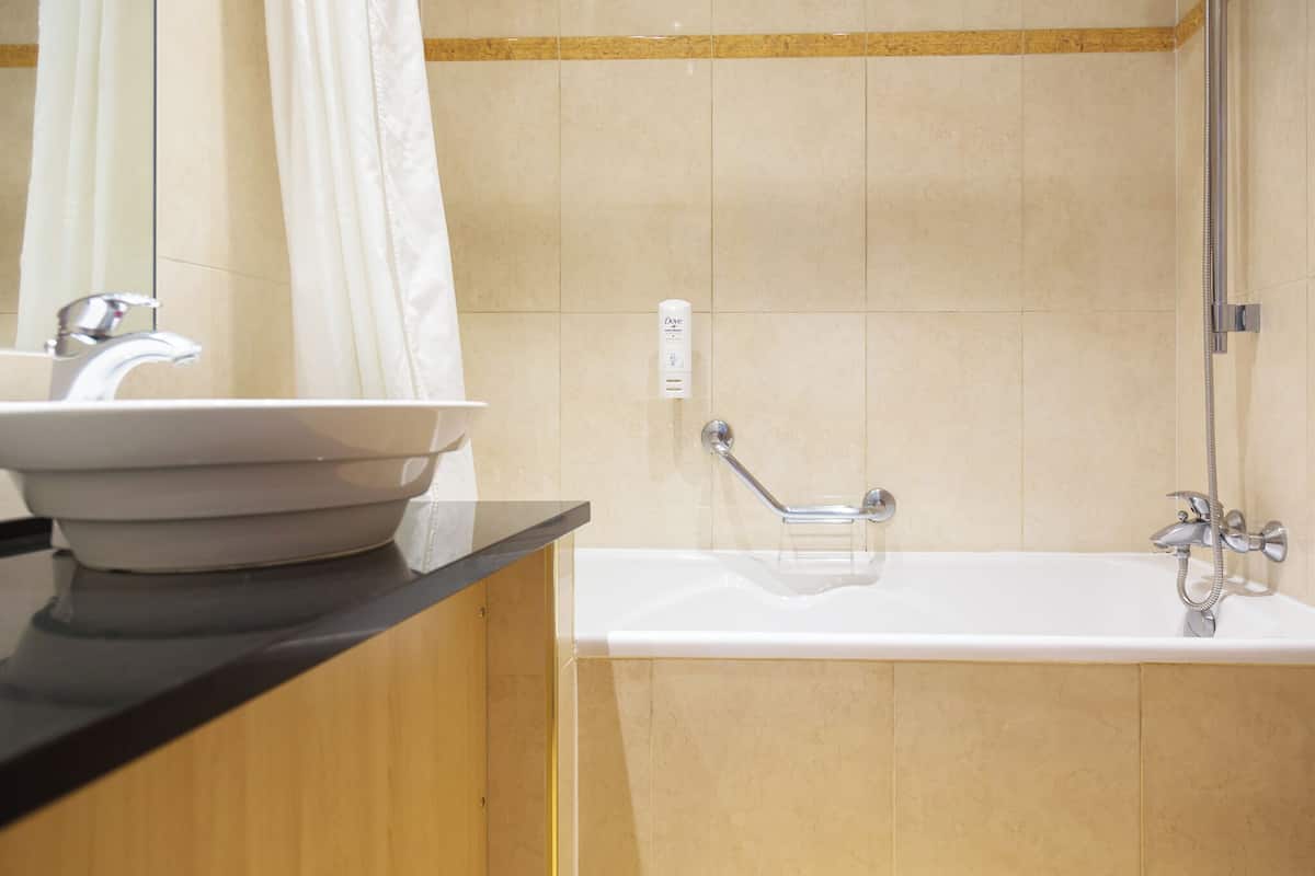 Bañera con ducha, artículos de tocador gratuitos, secador de pelo
