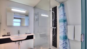 Habitación doble Confort | Regadera en el baño