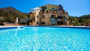 Utendørsbasseng