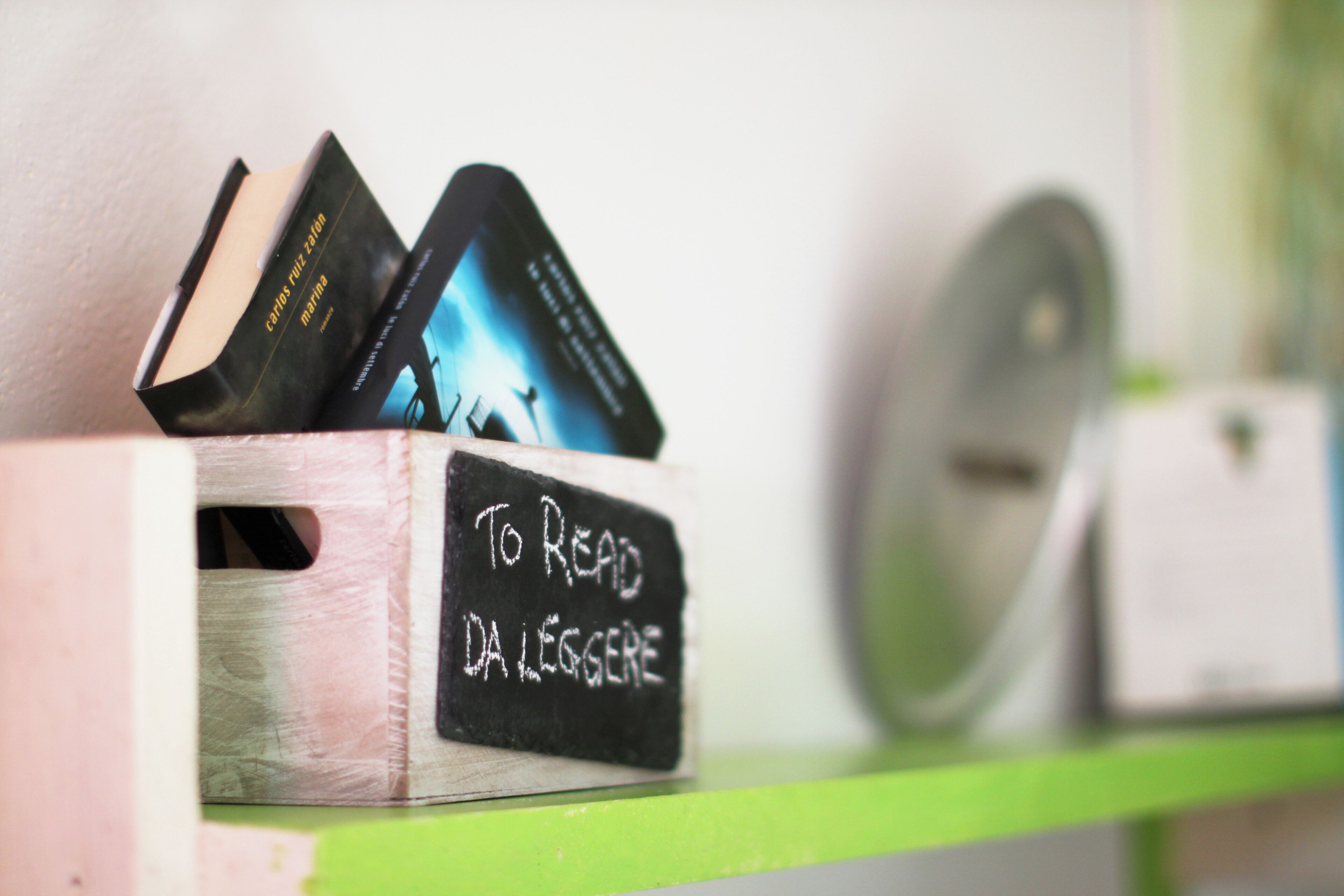 Une bibliothèque remplie de livres et un panneau noir.