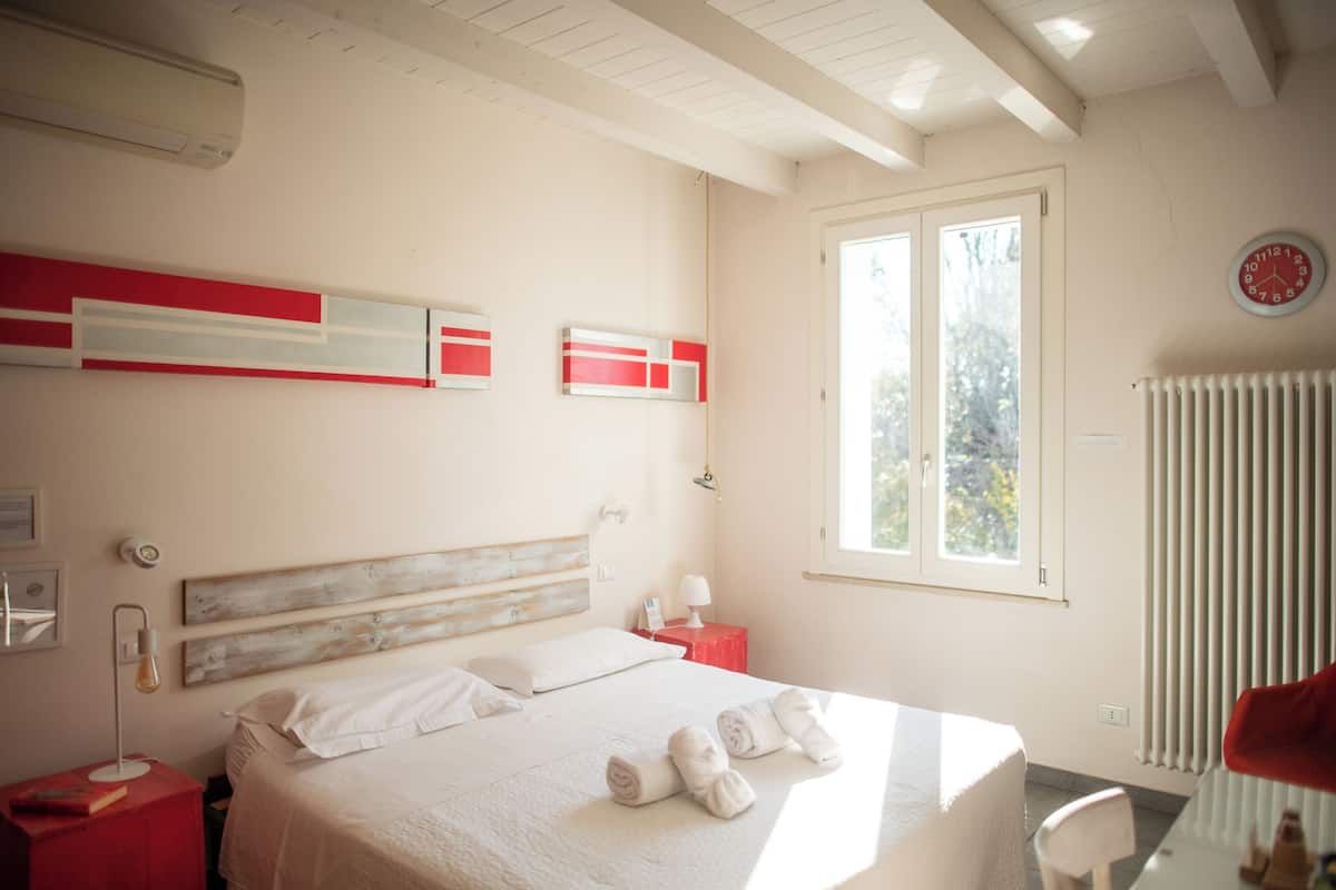 Standard dubbelrum - privat badrum - utsikt mot trädgården | 1 sovrum, sängtillbehör av högsta kvalitet och memory foam-madrasser