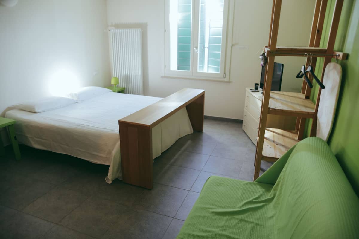 1 sovrum, sängtillbehör av högsta kvalitet och memory foam-madrasser
