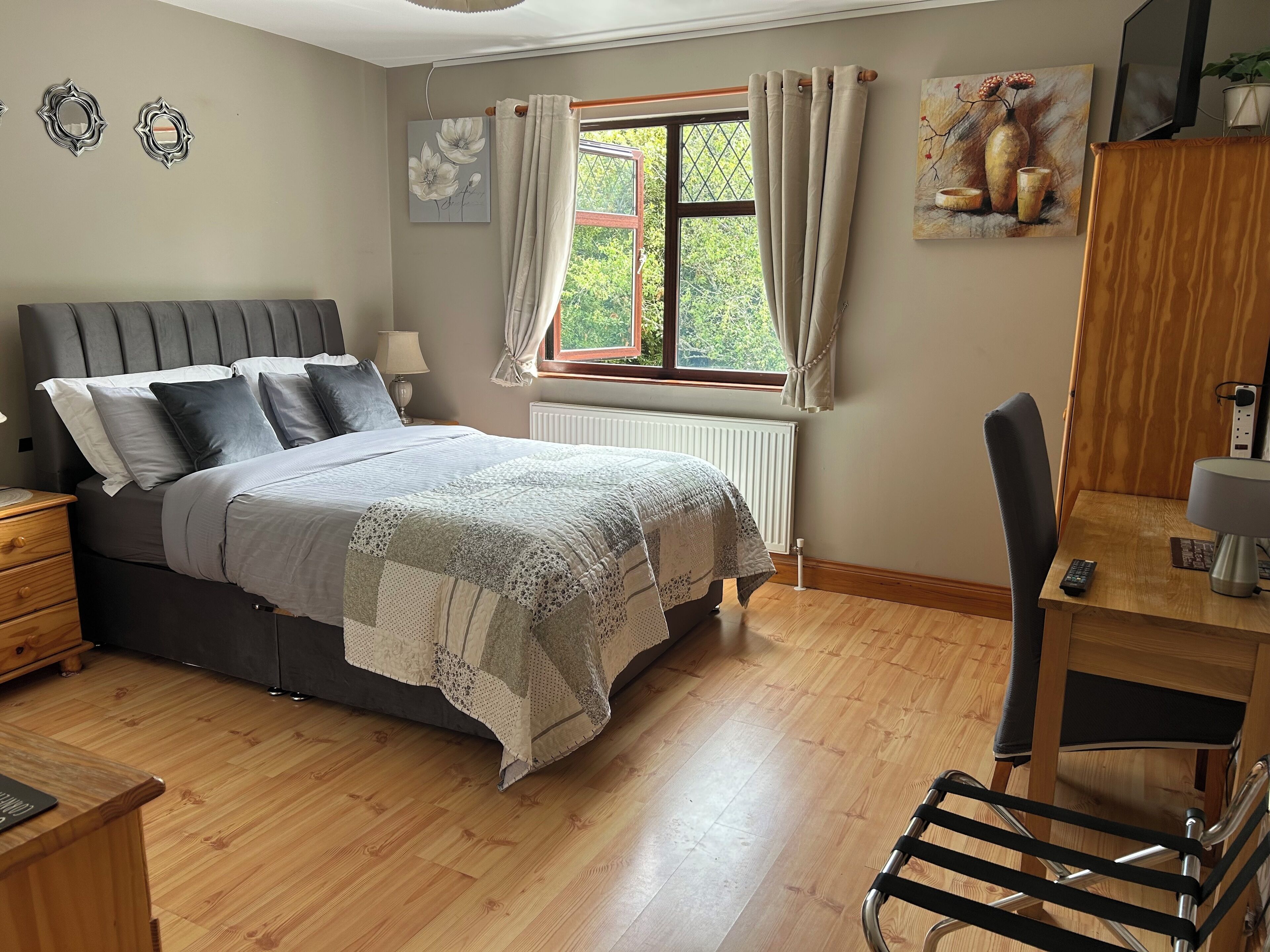 クラシック ダブルルーム エンスイート (Shower) | ノートパソコン用作業スペース、遮光カーテン、アイロン / アイロン台、WiFi (無料)