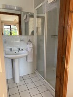 Habitación clásica doble, baño privado (Shower) | Baño | Ducha, secador de pelo, toallas y jabón