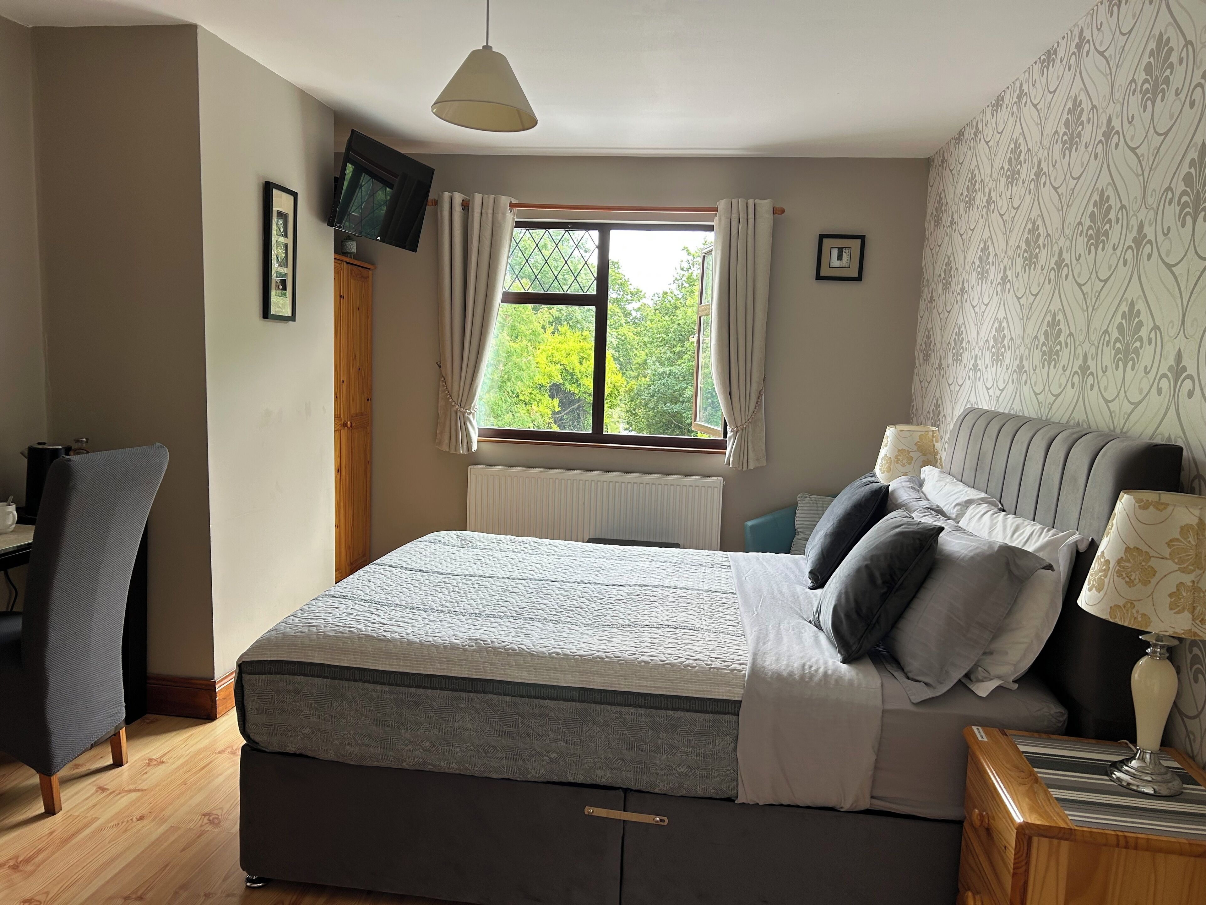 クラシック ダブルルーム  エンスイート (Shower) | ノートパソコン用作業スペース、遮光カーテン、アイロン / アイロン台、WiFi (無料)