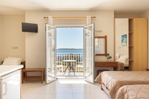 开间, 海景 (For 3) | 高档床上用品、加厚床垫、客房内保险箱、办公桌