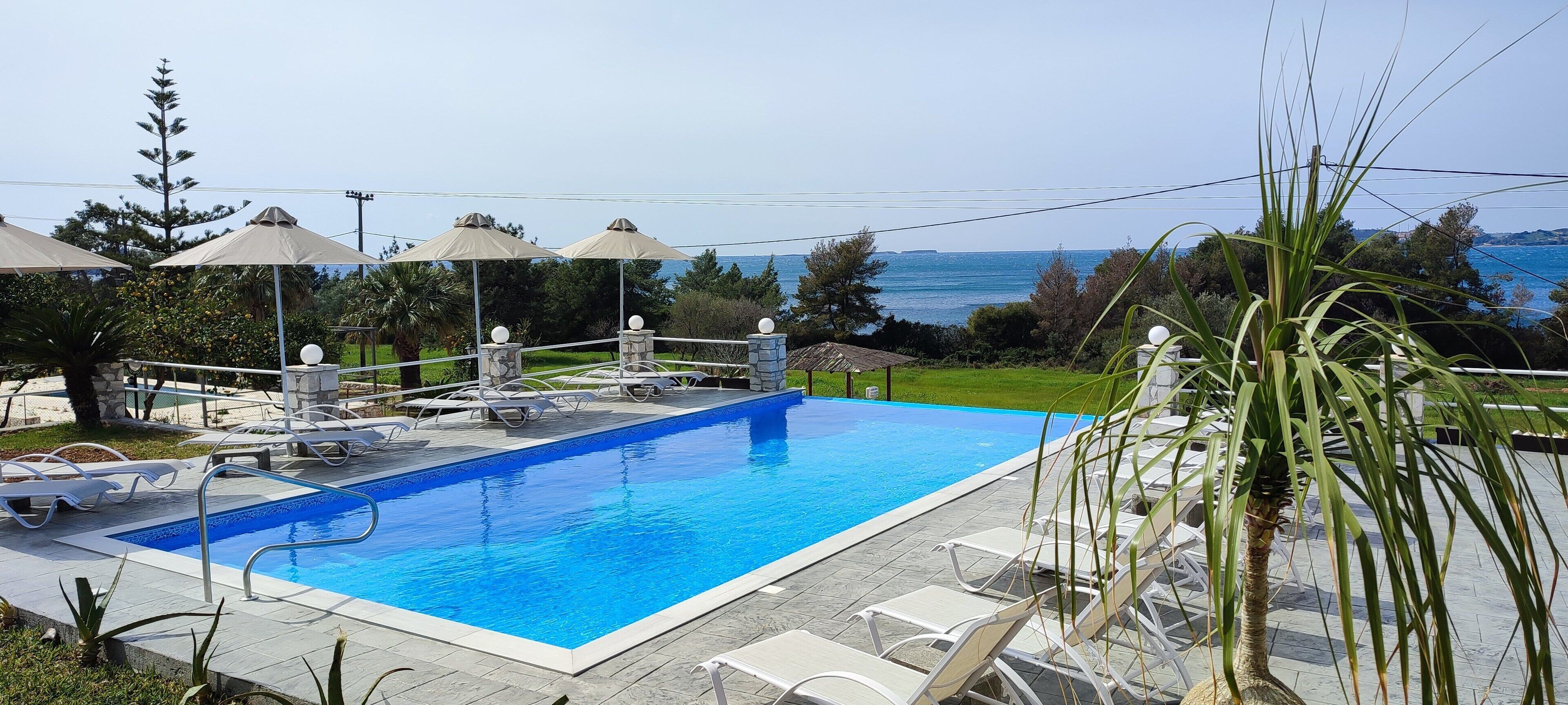 Una piscina al aire libre de temporada