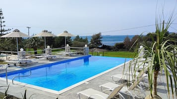 Kauden mukainen ulkouima-allas