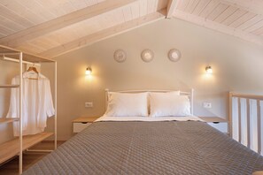 Loft Apartment, Sea View | 高級寢具、舒適加層、客房內保險箱、書桌
