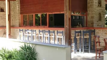 Bar (trong khuôn viên)