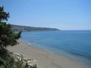 Perto da praia, espreguiçadeiras, guarda-sóis 