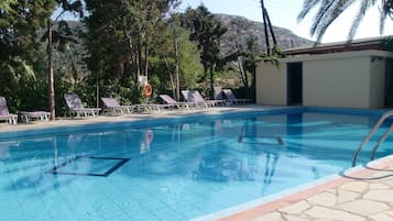 Piscina externa sazonal, funciona das 8h30 às 20h, guarda-sóis