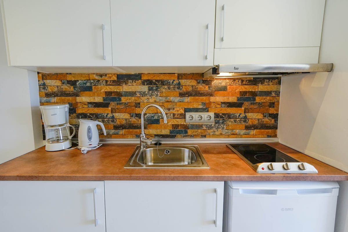 Cuisine privée | Réfrigérateur, micro-ondes, plaque de cuisson, cafetière/bouilloire