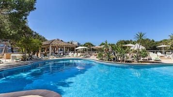 Piscina coperta, 2 piscine all'aperto, lettini