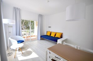 Leilighet – superior, 2 soverom, balkong | Oppholdsområde | En 32-tommers Flatskjerm-TV med Parabol-TV samt TV og leker