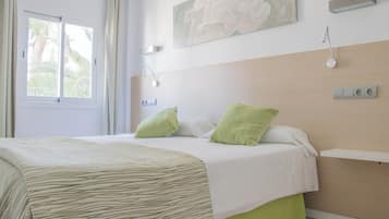 Appartamento Standard, 1 camera da letto, balcone | 1 camera, una scrivania, tende oscuranti, ferro/asse da stiro