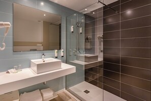 Dusche, kostenlose Toilettenartikel, Haartrockner, Handtücher