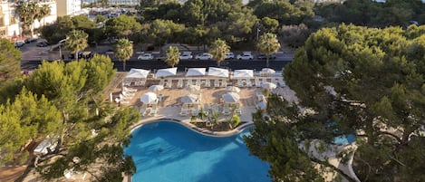 Piscine couverte, 2 piscines extérieures, chaises longues