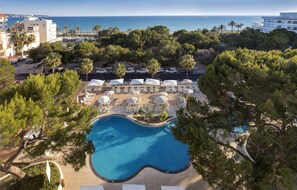 Una piscina cubierta, 2 piscinas al aire libre, tumbonas