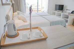 Desk, blackout drapes, iron/ironing board, free cribs/infant beds - Aparthotel Houm Plaza Son Rigo (Palma de Mallorca)
