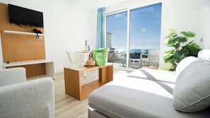 Superior-Apartment, Balkon, Meerblick | Wohnbereich | 32-Zoll-Flachbildfernseher mit Satellitenempfang, Fernseher