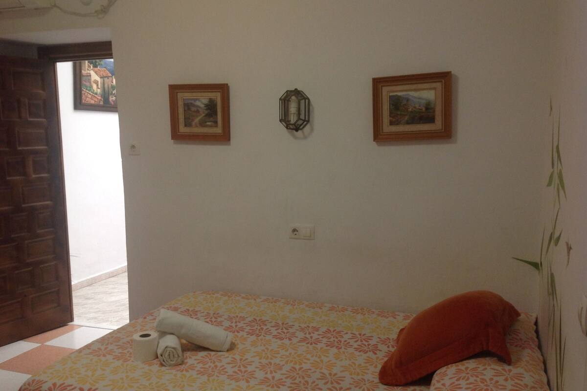 Basic Triple Room, Private Bathroom | Desk, cribs (surcharge), WiFi (free)