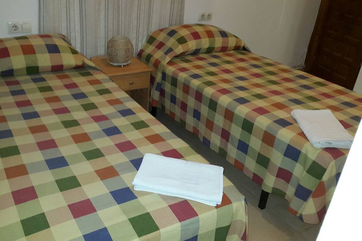 Habitació doble bàsica, bany privat | Escriptori, bressols i wifi gratuïta