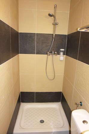 Bathroom shower - Hostal San Lorenzo (Seville)