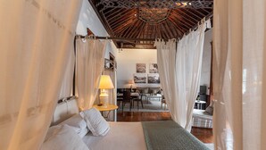 A bedroom with a bed, a desk, and a chair. - Isla Baja Suites (Garachico)