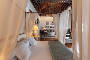 SUITE PRINCIPAL- ISLA BAJA SUITES | Premium bedding, in-room safe, desk, blackout drapes
