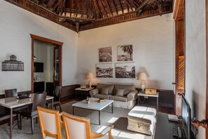 Suite Deluxe | Area soggiorno | TV a schermo piatto, lettore DVD