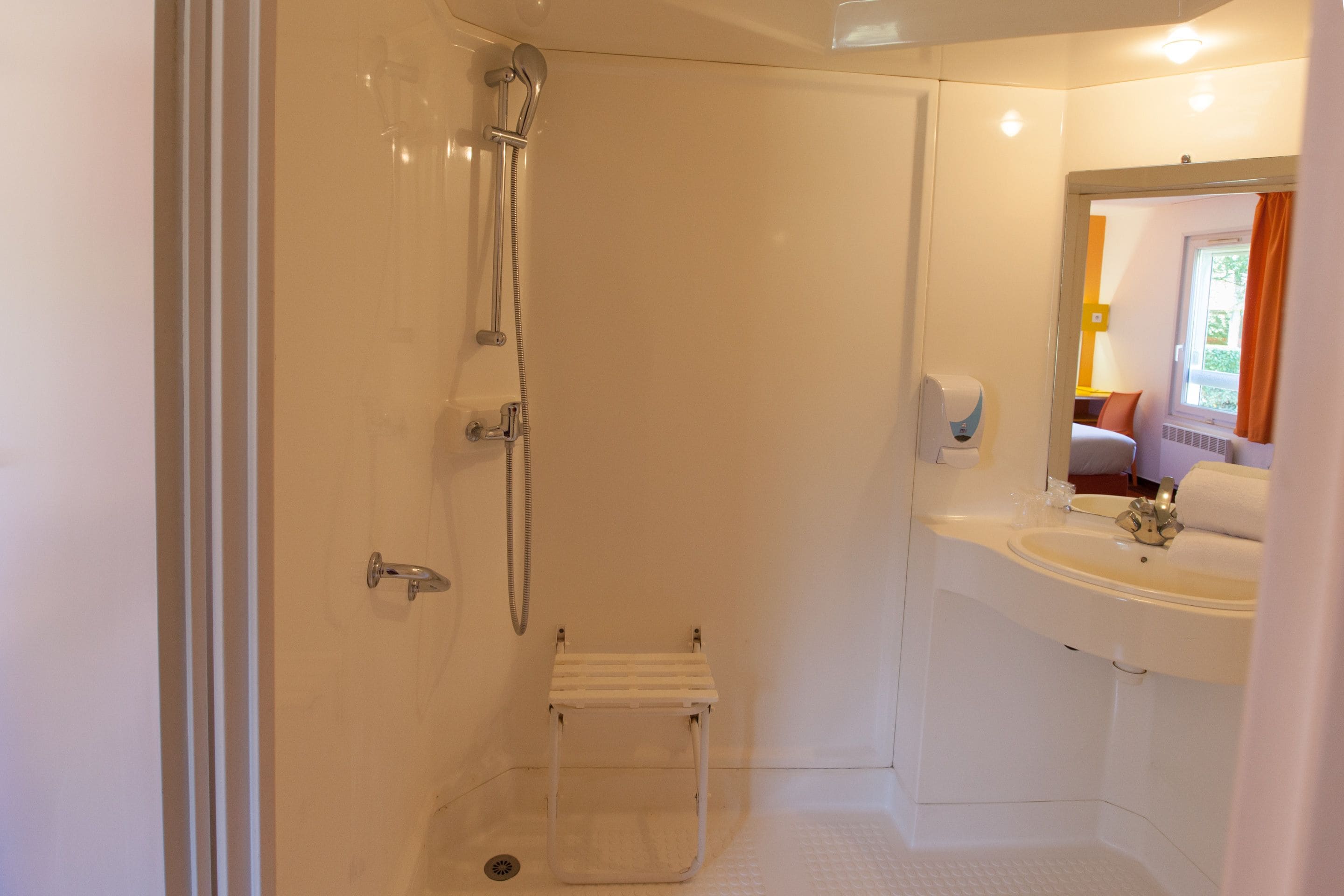 Foto - The Originals Access, Hôtel Bordeaux Lac