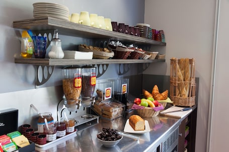 Daily buffet breakfast (EUR 6.5 per person). The Originals Access, Hôtel Bordeaux Lac