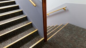 A staircase with carpeted steps and wooden handrails. - The Originals Access, Hôtel Bordeaux Lac (Bruges)