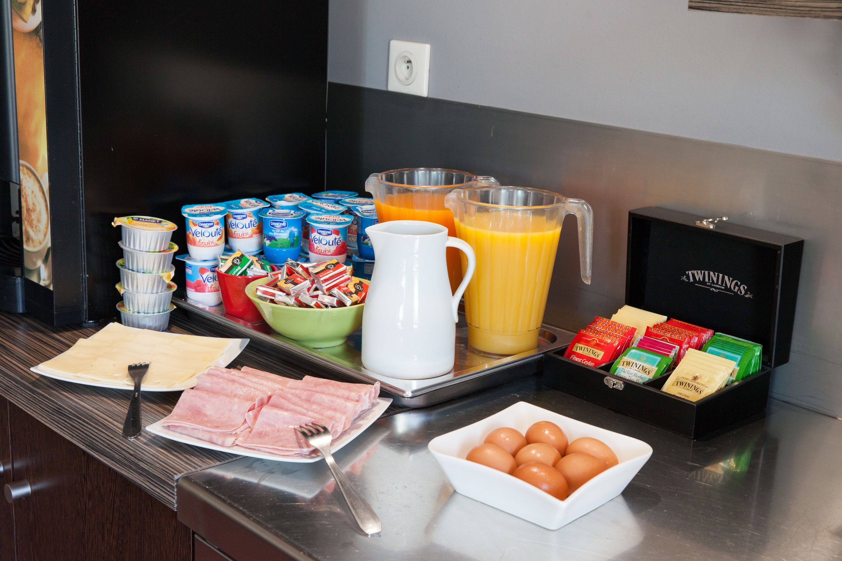 Un buffet de petit-déjeuner proposant une variété d'aliments et de boissons.