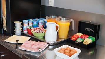 Un buffet de petit-déjeuner proposant une variété d'aliments et de boissons.