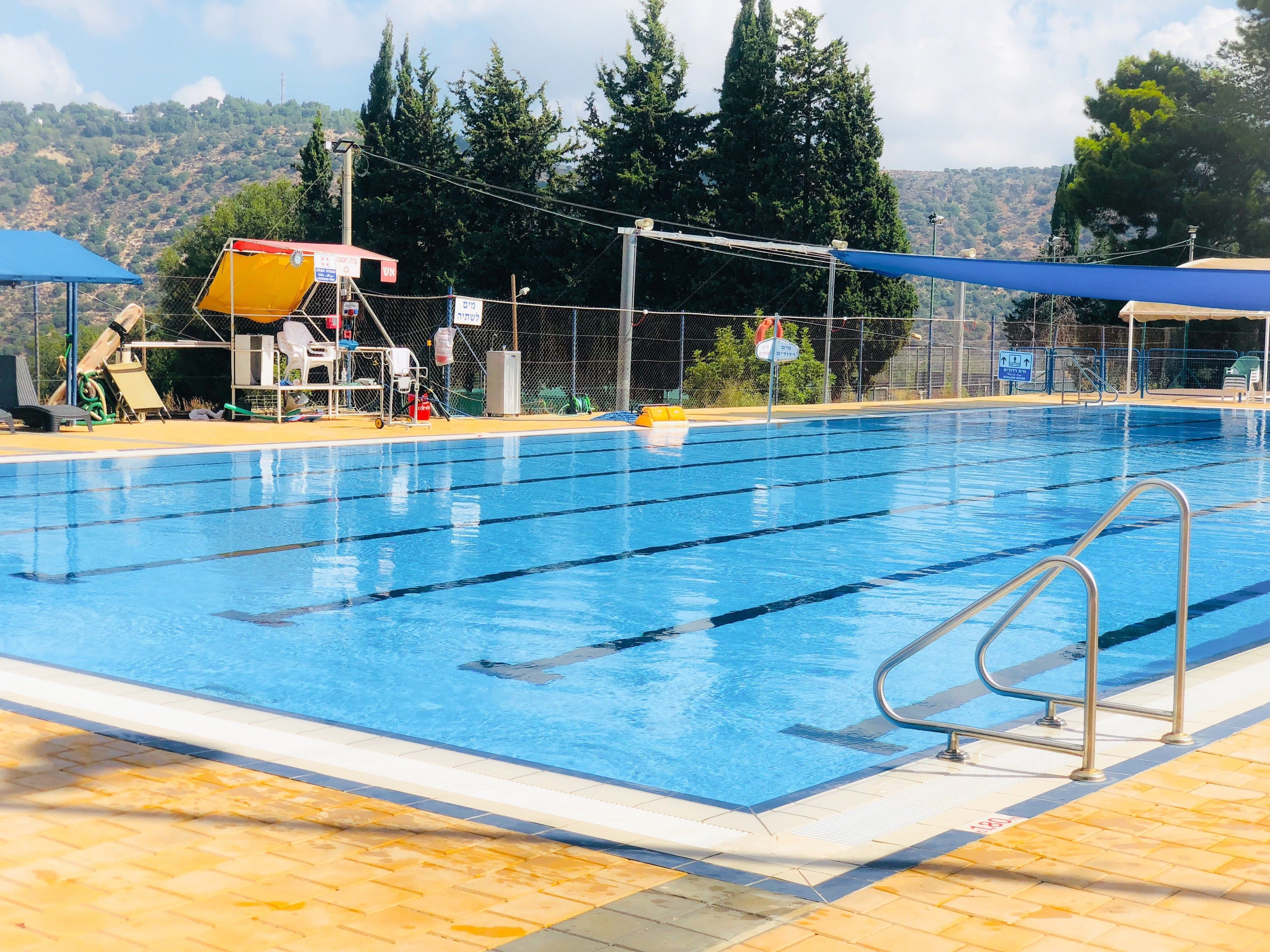 Una piscina al aire libre de temporada