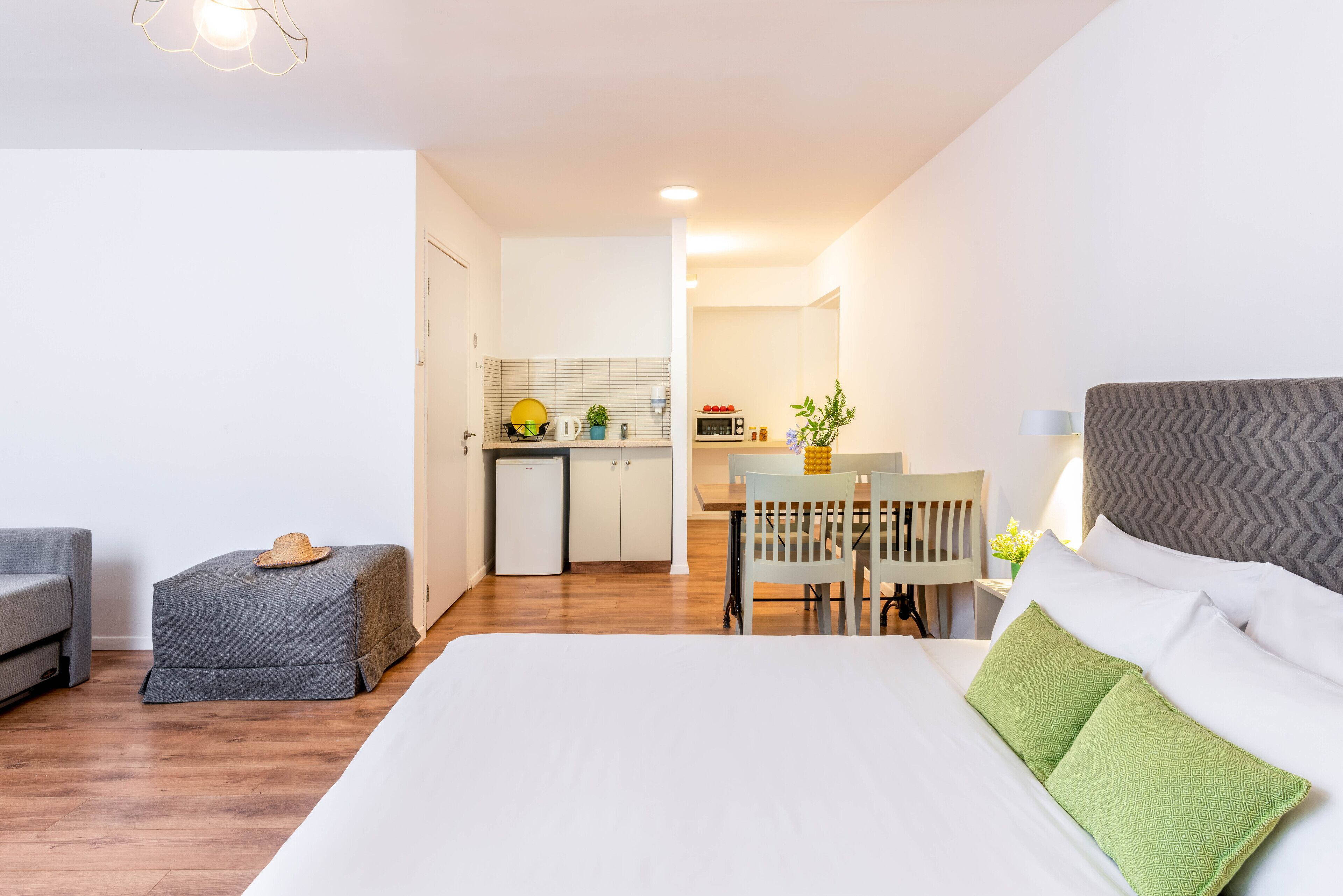 Minibar, escritorio y sistema de insonorización 