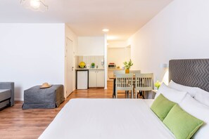Large Family Studio | 미니바, 책상, 방음 설비, 다리미/다리미판