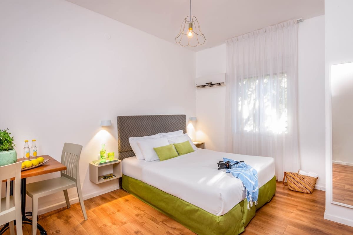 Kamer, 1 twee- of 2 eenpersoonsbedden | Een minibar, een bureau, geluiddichte muren, een strijkplank/strijkijzer