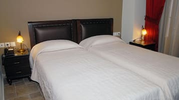Habitación doble | Caja de seguridad en la habitación, escritorio y cortinas blackout