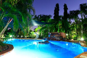 2 piscinas al aire libre, sillones reclinables de piscina