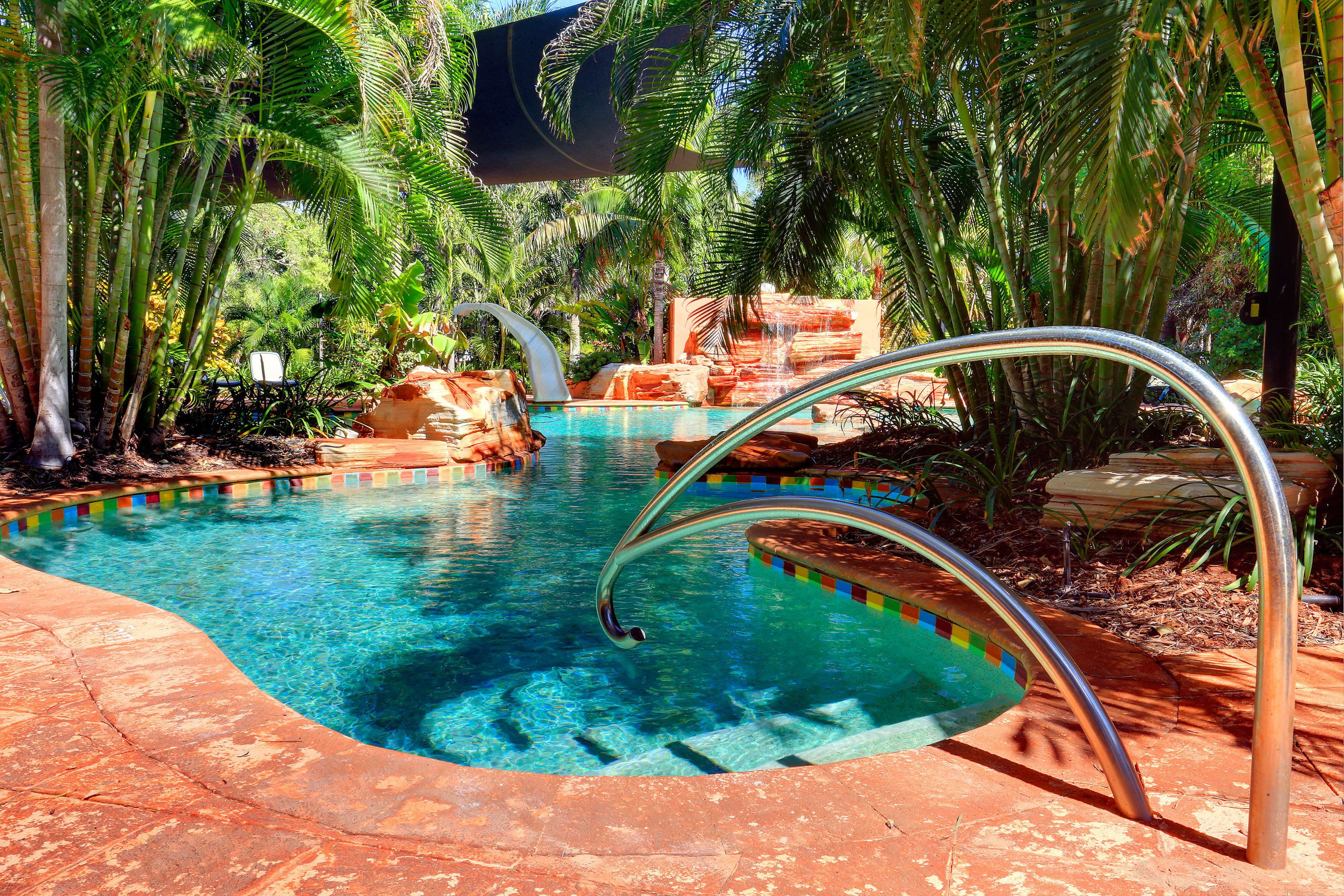 2 outdoor pools, sun loungers