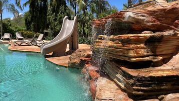 2 piscinas al aire libre, sillones reclinables de piscina
