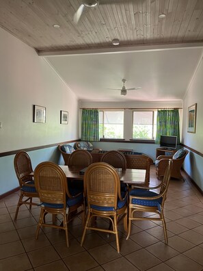 Flat-screen TV, DVD player - Habitat Resort (Minyirr)