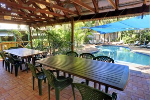 2 piscinas externas, espreguiçadeiras