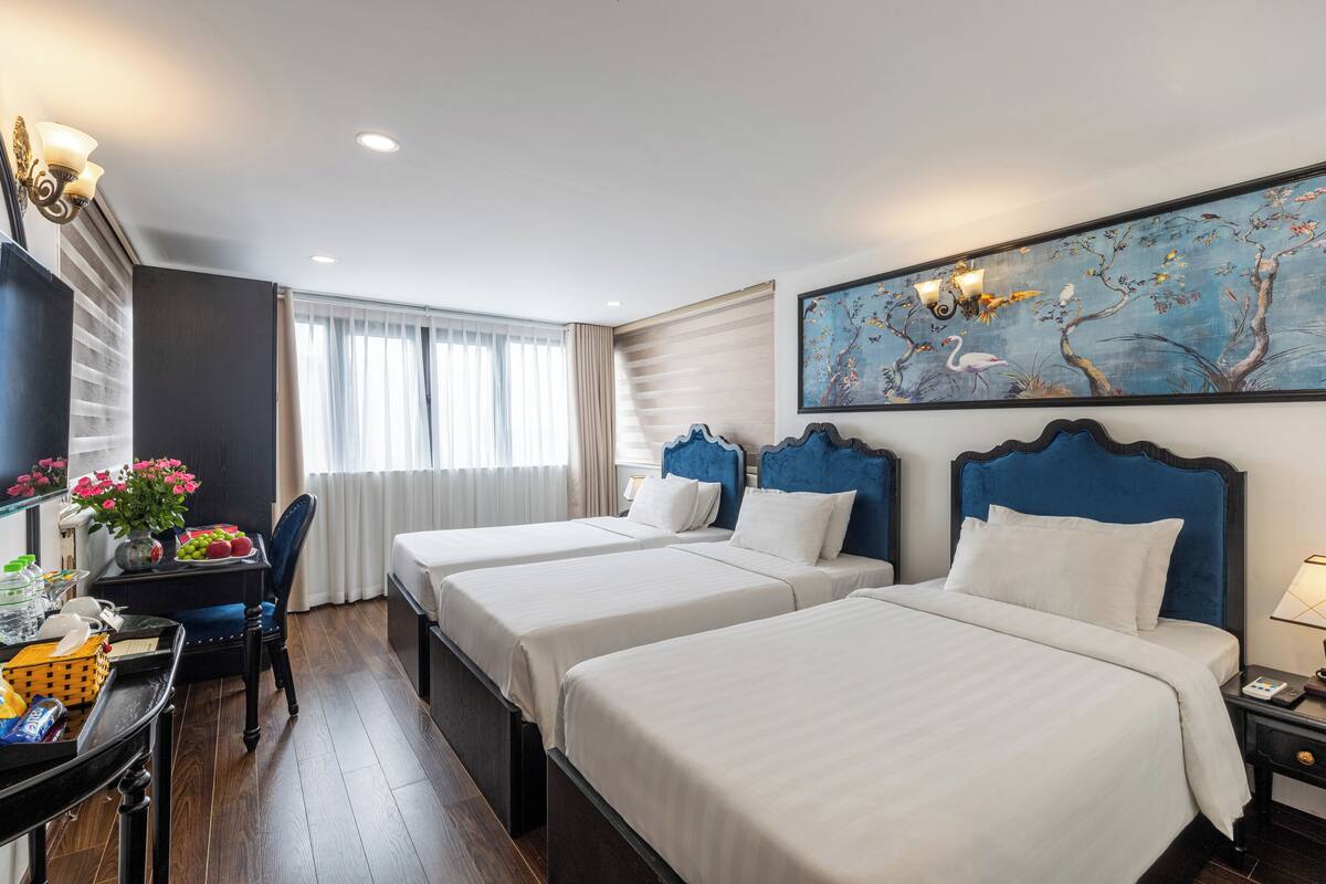 Chambre triple Deluxe | Minibar, coffre-fort, bureau, système d’insonorisation